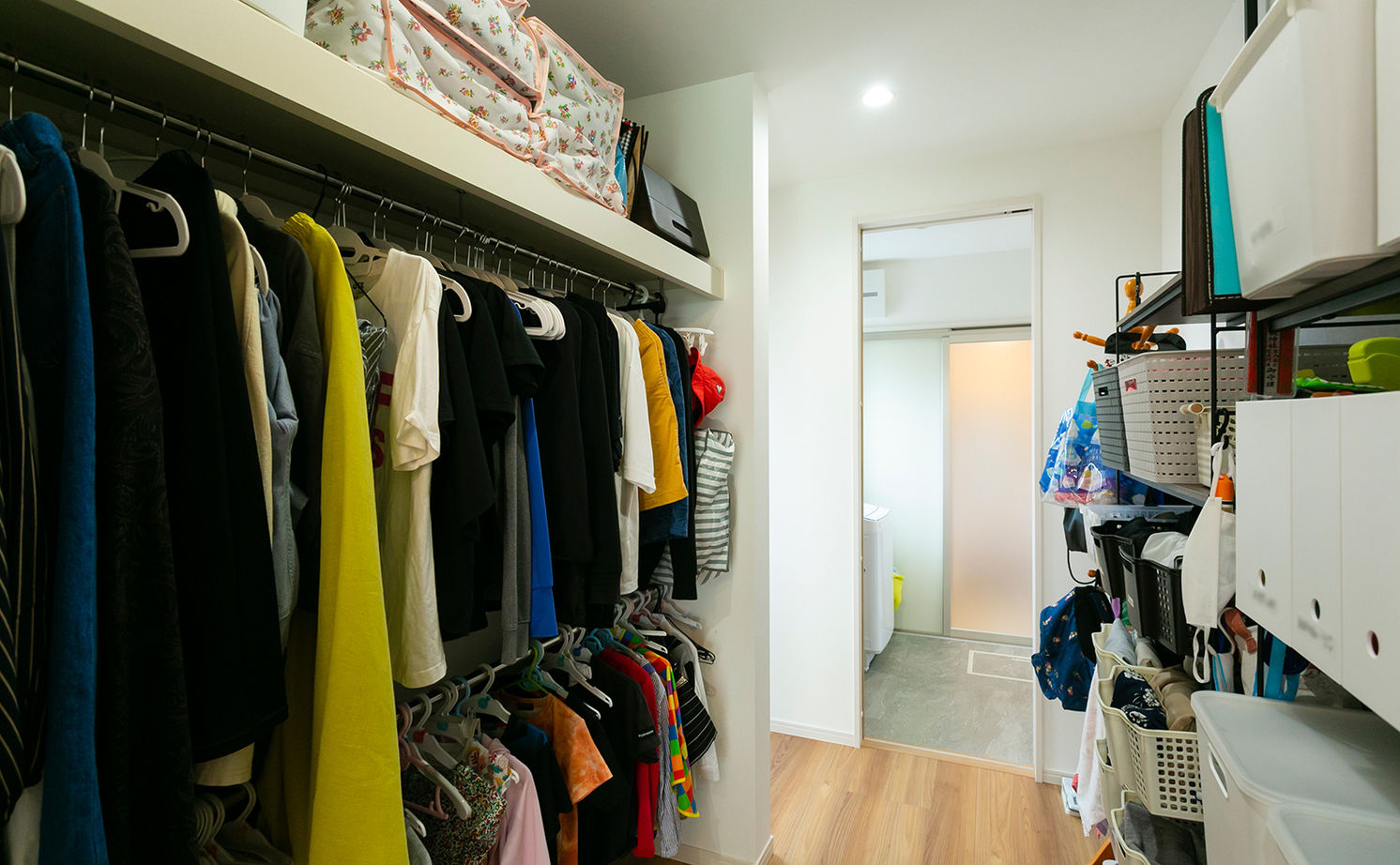 昭和建設 【2200万円台で建てた家／間取り図有】天井高4.3ｍの開放的なリビングとスキップフロアが魅力の平屋の建築実例画像17