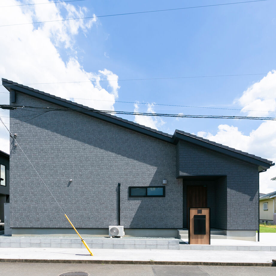 昭和建設 【2500万円で建てた家／間取り図有】平屋と2階建てのいいとこどり！欲しい空間と回遊動線を叶えた1.5階建ての建築実例画像1