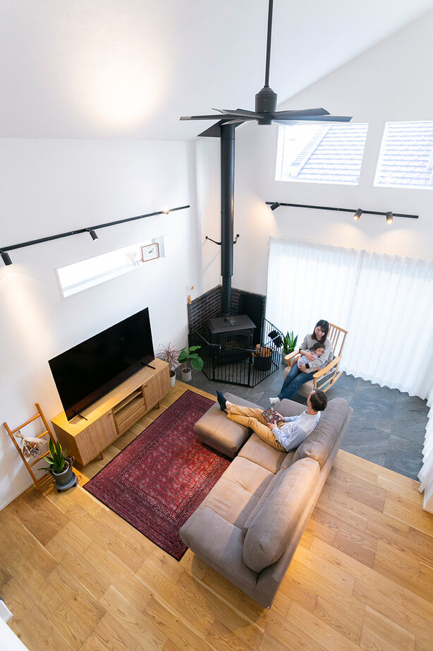 昭和建設 【2500万円～2999万円で建てた家／間取り図有】お気に入りのドアの先には薪ストーブがある吹抜けのリビングの建築実例画像1