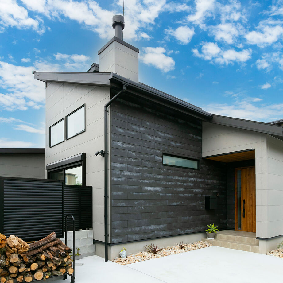 昭和建設 【2500万円～2999万円で建てた家／間取り図有】お気に入りのドアの先には薪ストーブがある吹抜けのリビングの建築実例画像2