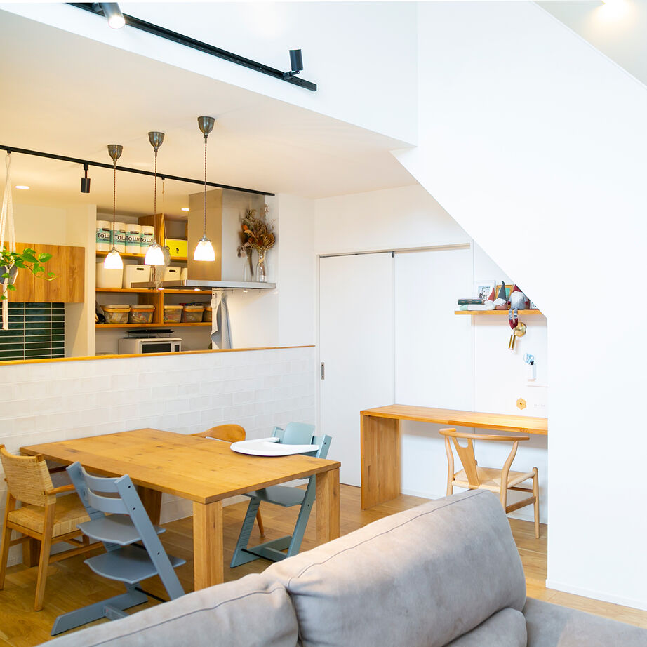 昭和建設 【2500万円～2999万円で建てた家／間取り図有】お気に入りのドアの先には薪ストーブがある吹抜けのリビングの建築実例画像6