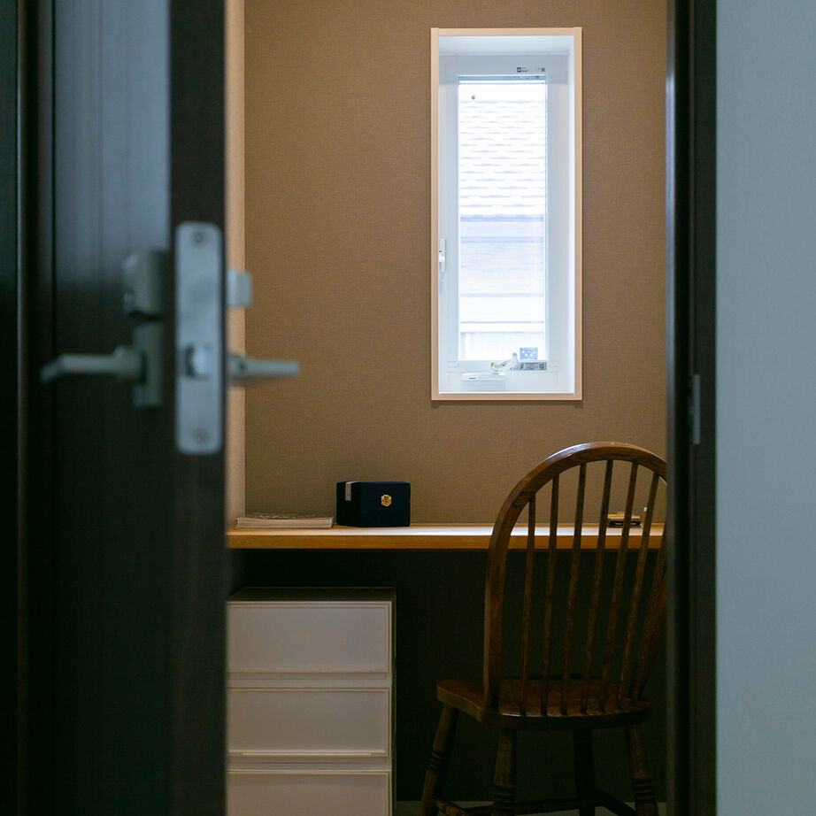 昭和建設 【2500万円～2999万円で建てた家／間取り図有】お気に入りのドアの先には薪ストーブがある吹抜けのリビングの建築実例画像9