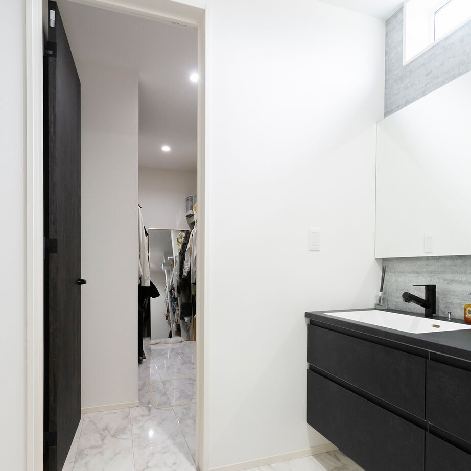 昭和建設 【2800万円台で建てた家／間取り図有】吹抜けリビングとモダンな和室で美しく暮らすホテルライクな家の建築実例画像5