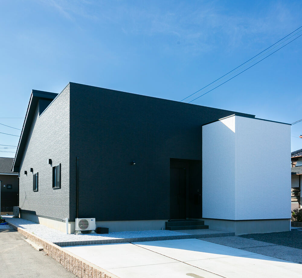 昭和建設 【2000万円～2499万円で建てた家／20代／間取り図有】間接照明を効かせたラグジュアリーな雰囲気の平屋の建築実例画像1