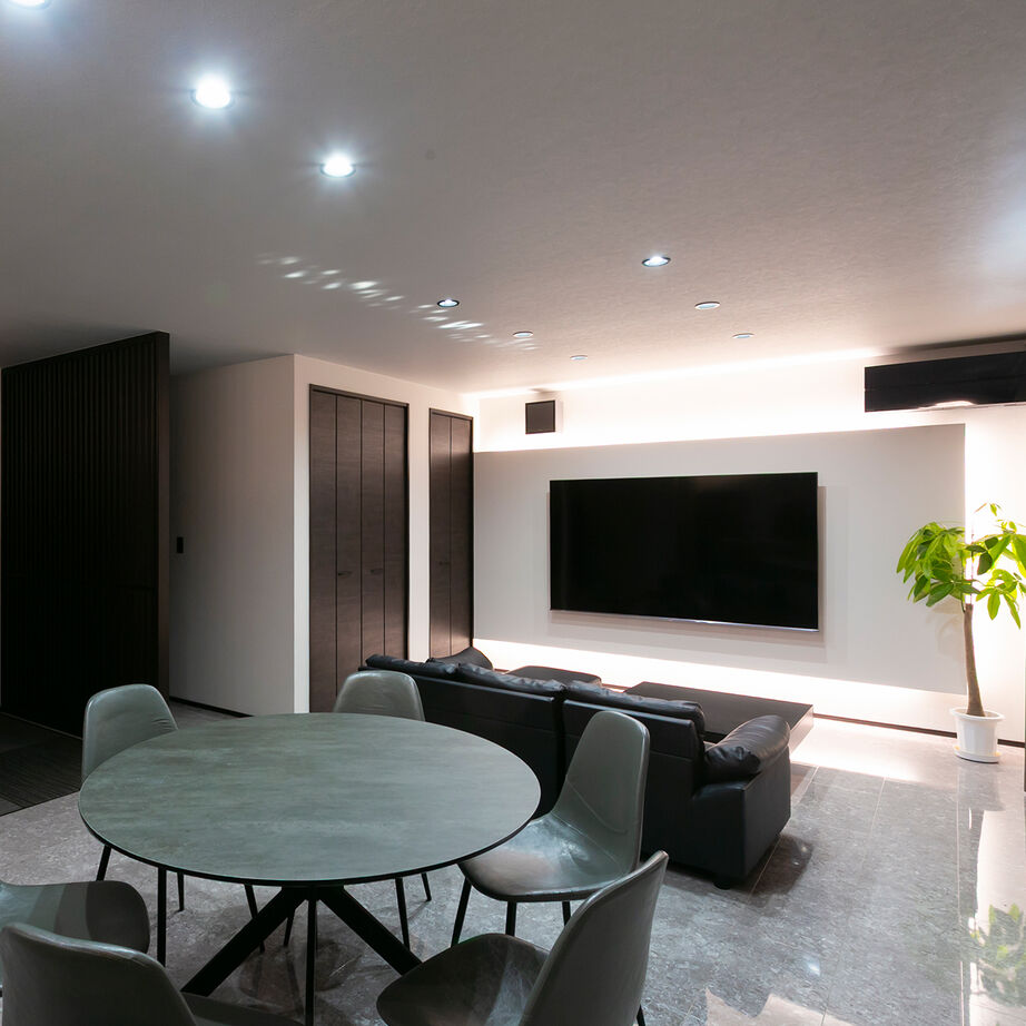 昭和建設 【2000万円～2499万円で建てた家／20代／間取り図有】間接照明を効かせたラグジュアリーな雰囲気の平屋の建築実例画像2