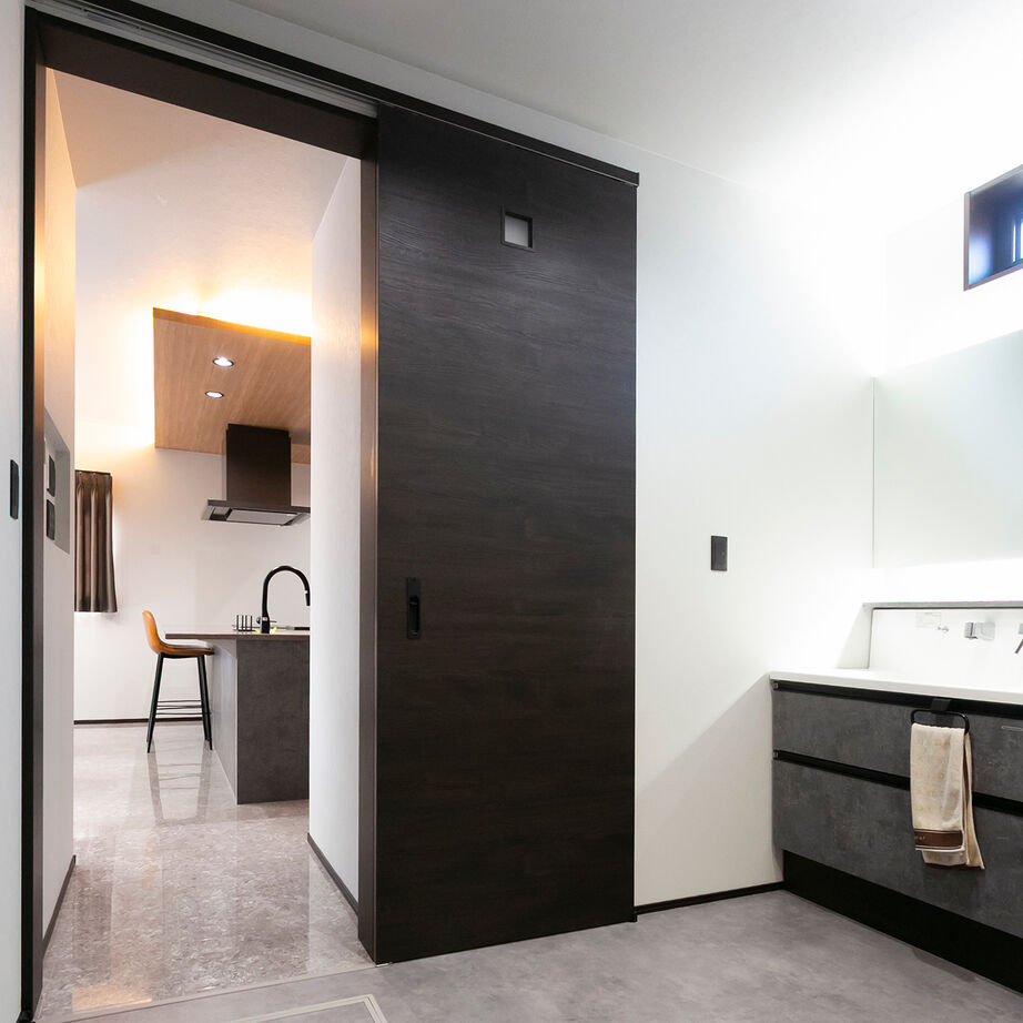 昭和建設 【2000万円～2499万円で建てた家／20代／間取り図有】間接照明を効かせたラグジュアリーな雰囲気の平屋の建築実例画像7