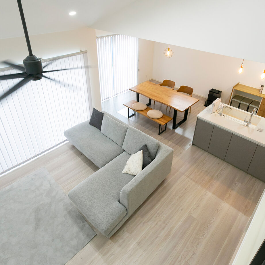 昭和建設 【2400万円台で建てた家／間取り図有】勾配天井で開放感たっぷり。家族の会話が増えるロフト付きの平屋の建築実例画像2