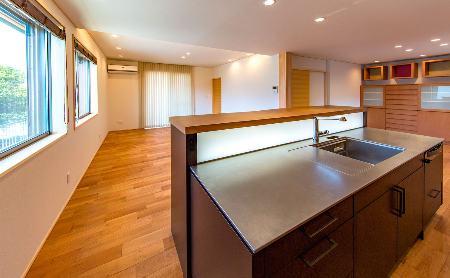 三和木 【檜の深い軒×和モダンの小さな平屋/30坪】「キッチンが映えるよう、mm単位までこだわってくれました」の建築実例画像4