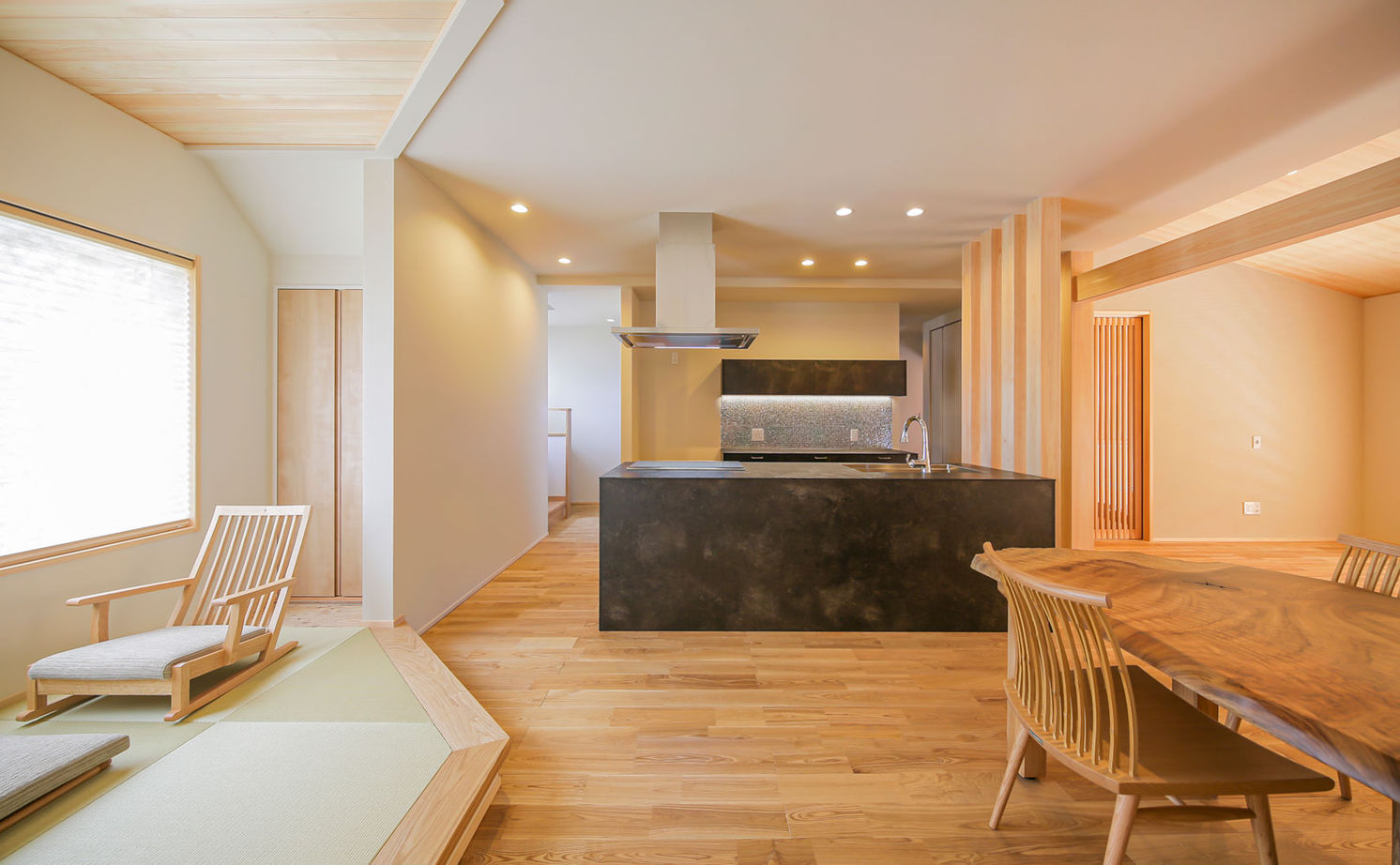 三和木 【平屋風×和瓦の大屋根×土間の趣味室|間取り有】30代夫婦がこだわった、居心地のいい和モダン（半田市）の建築実例画像2