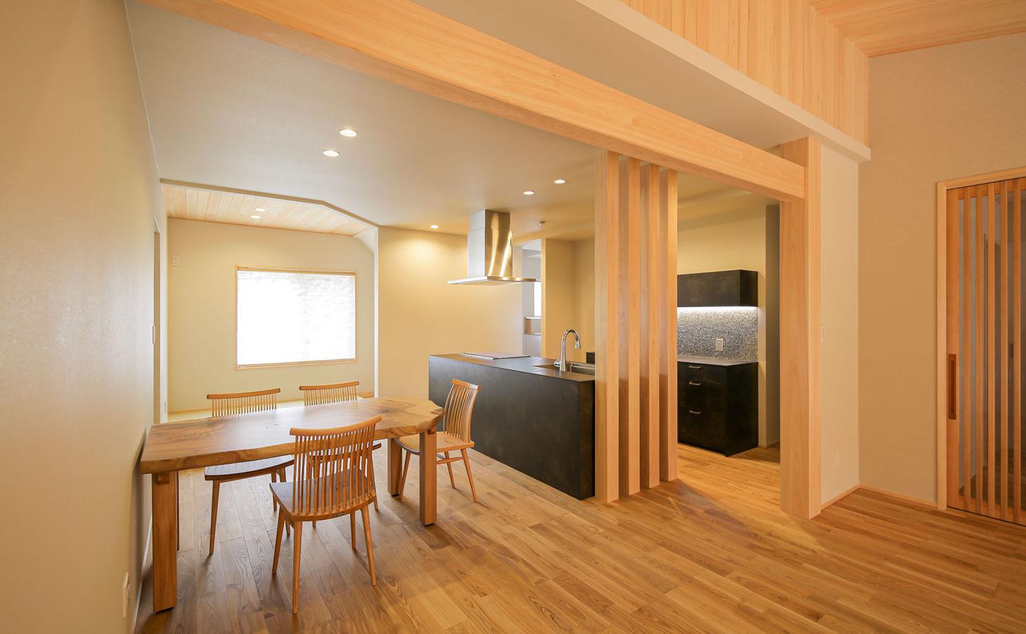 三和木 【平屋風×和瓦の大屋根×土間の趣味室|間取り有】30代夫婦がこだわった、居心地のいい和モダン（半田市）の建築実例画像8