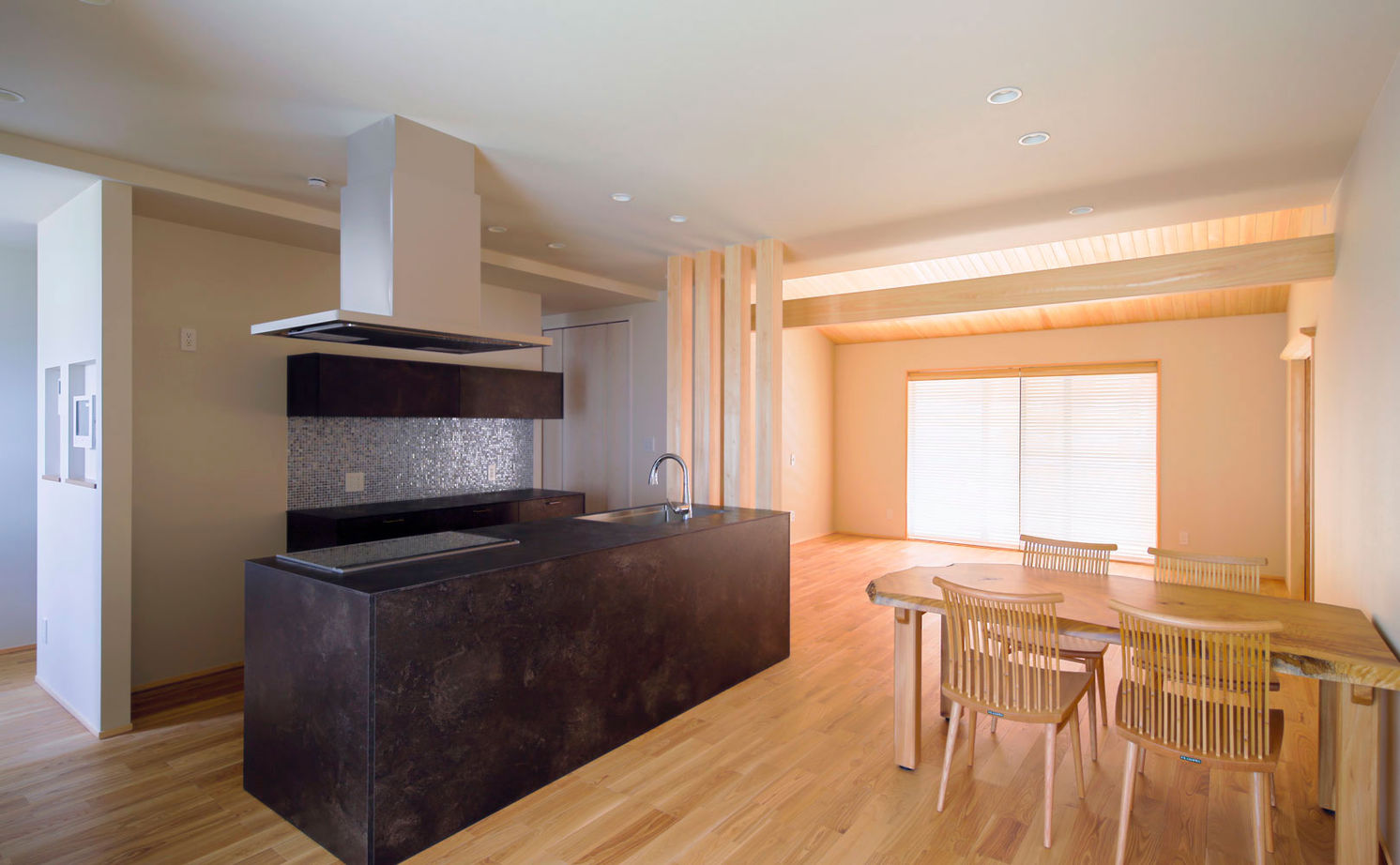 三和木 【平屋風×和瓦の大屋根×土間の趣味室|間取り有】30代夫婦がこだわった、居心地のいい和モダン（半田市）の建築実例画像9