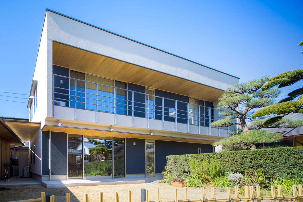 三和木 【インナーガレージ×2階リビング×41坪】母屋と馴染む、品を備えた木の家。檜の軒天と連なる無垢天井が圧巻の建築実例画像