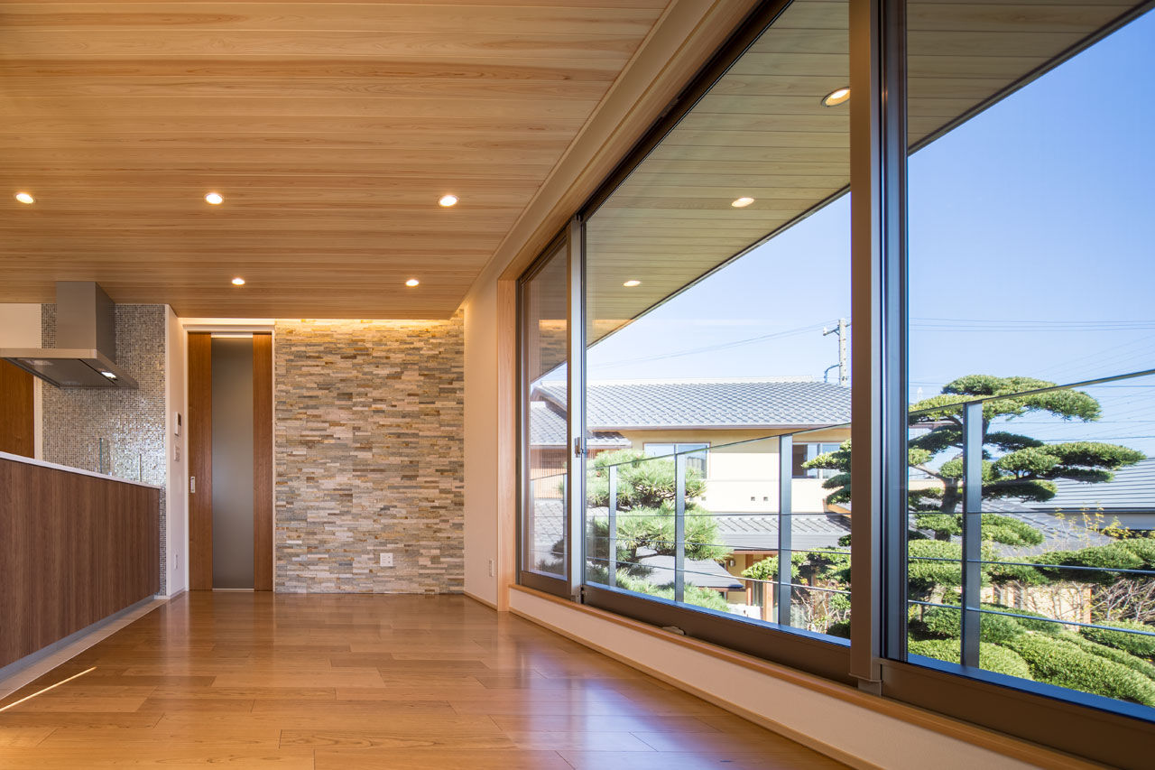 三和木 【インナーガレージ×2階リビング×41坪】母屋と馴染む、品を備えた木の家。檜の軒天と連なる無垢天井が圧巻の建築実例画像2