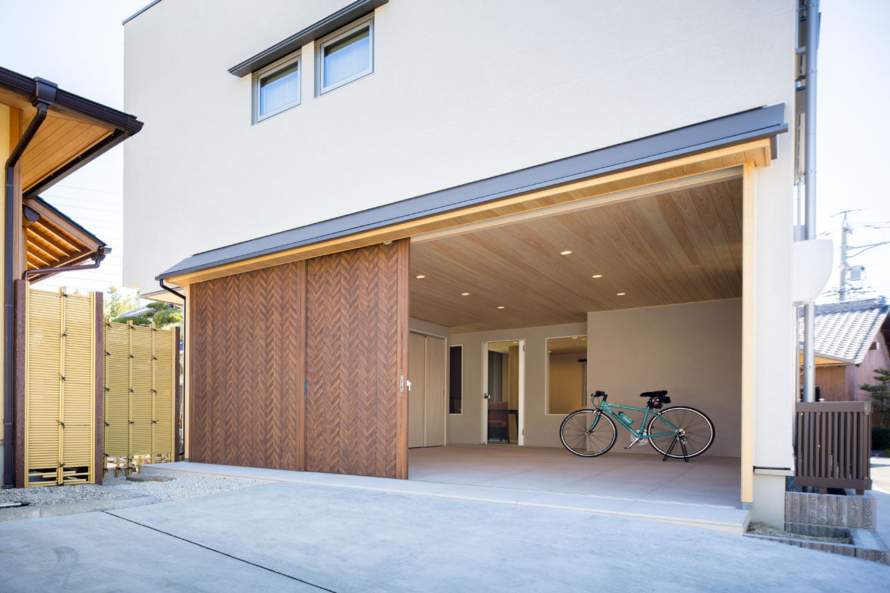 三和木 【インナーガレージ×2階リビング×41坪】母屋と馴染む、品を備えた木の家。檜の軒天と連なる無垢天井が圧巻の建築実例画像3