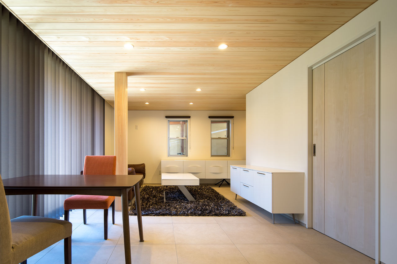 三和木 【インナーガレージ×2階リビング×41坪】母屋と馴染む、品を備えた木の家。檜の軒天と連なる無垢天井が圧巻の建築実例画像4