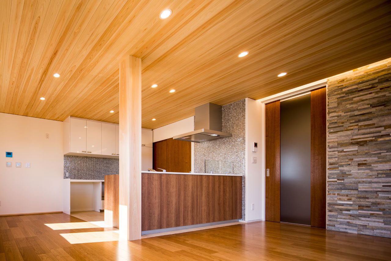 三和木 【インナーガレージ×2階リビング×41坪】母屋と馴染む、品を備えた木の家。檜の軒天と連なる無垢天井が圧巻の建築実例画像5