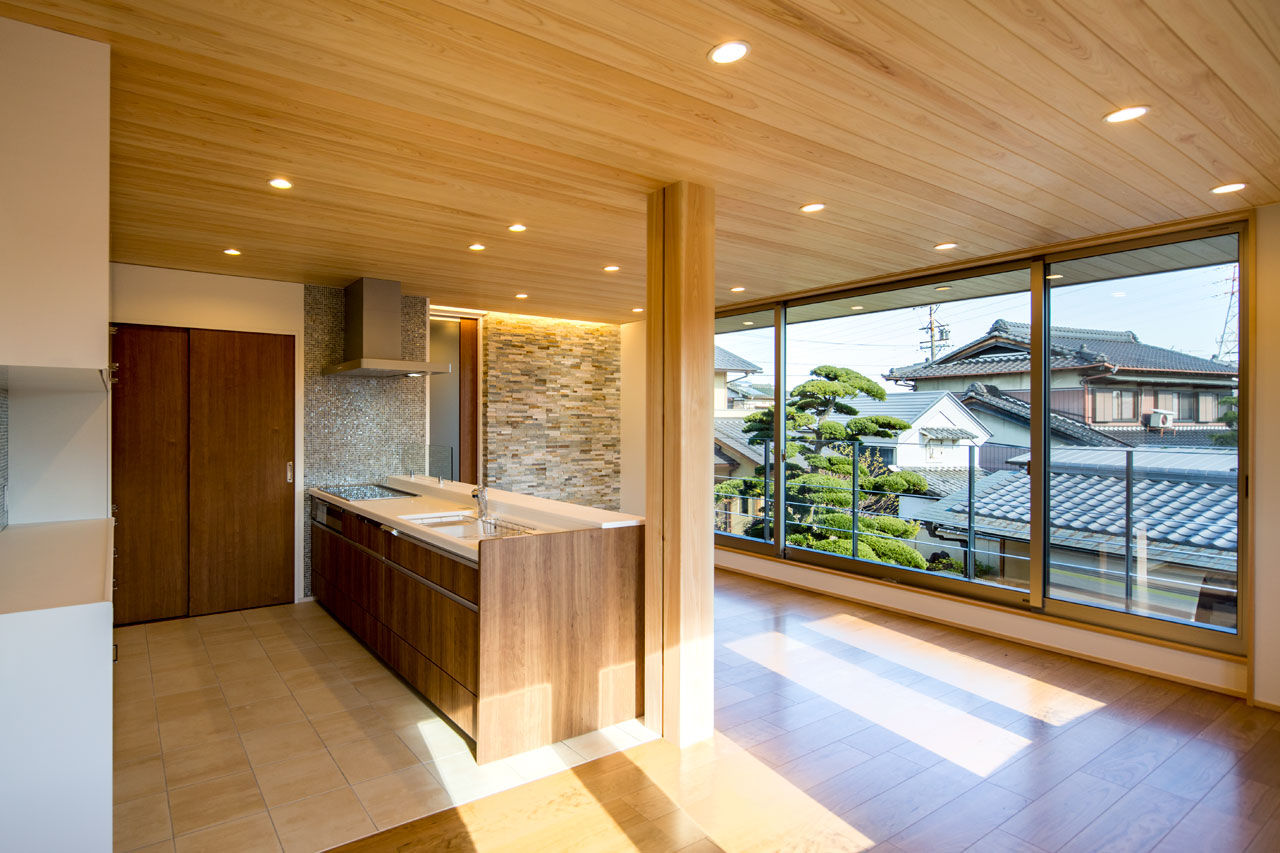 三和木 【インナーガレージ×2階リビング×41坪】母屋と馴染む、品を備えた木の家。檜の軒天と連なる無垢天井が圧巻の建築実例画像6
