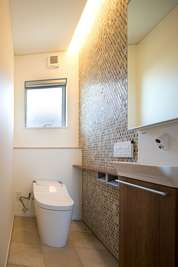 三和木 【インナーガレージ×2階リビング×41坪】母屋と馴染む、品を備えた木の家。檜の軒天と連なる無垢天井が圧巻の建築実例画像7