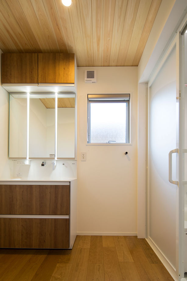 三和木 【インナーガレージ×2階リビング×41坪】母屋と馴染む、品を備えた木の家。檜の軒天と連なる無垢天井が圧巻の建築実例画像8