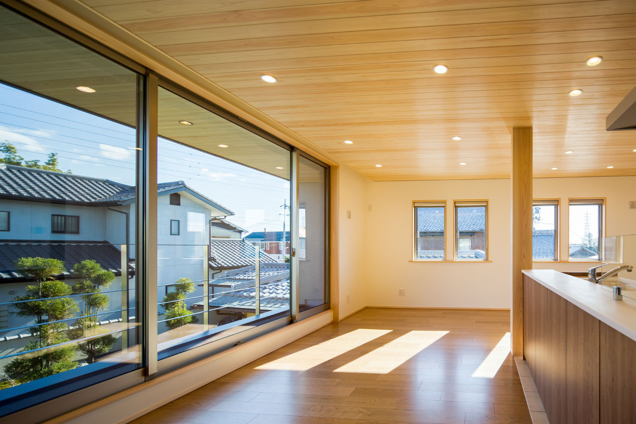 三和木 【インナーガレージ×2階リビング×41坪】母屋と馴染む、品を備えた木の家。檜の軒天と連なる無垢天井が圧巻の建築実例画像9
