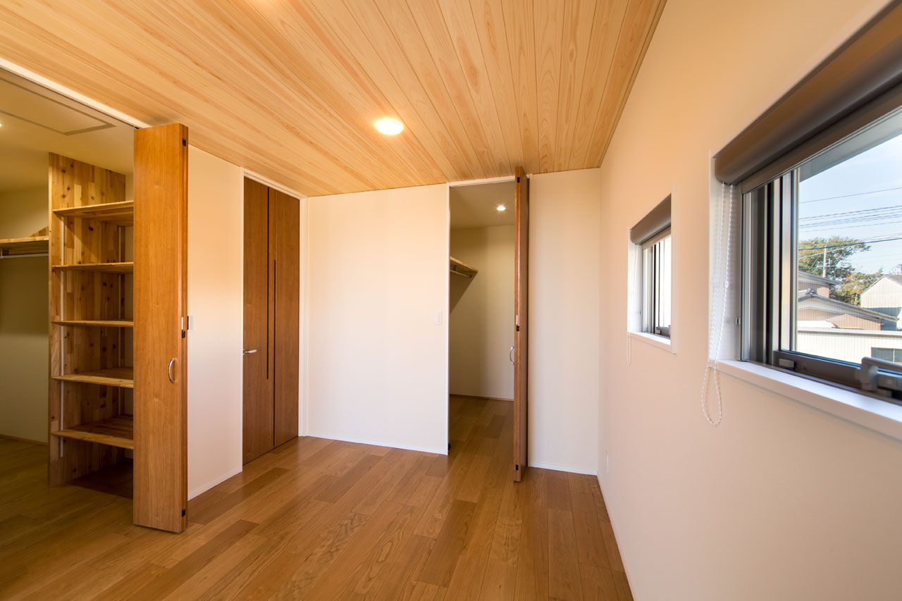 三和木 【インナーガレージ×2階リビング×41坪】母屋と馴染む、品を備えた木の家。檜の軒天と連なる無垢天井が圧巻の建築実例画像10