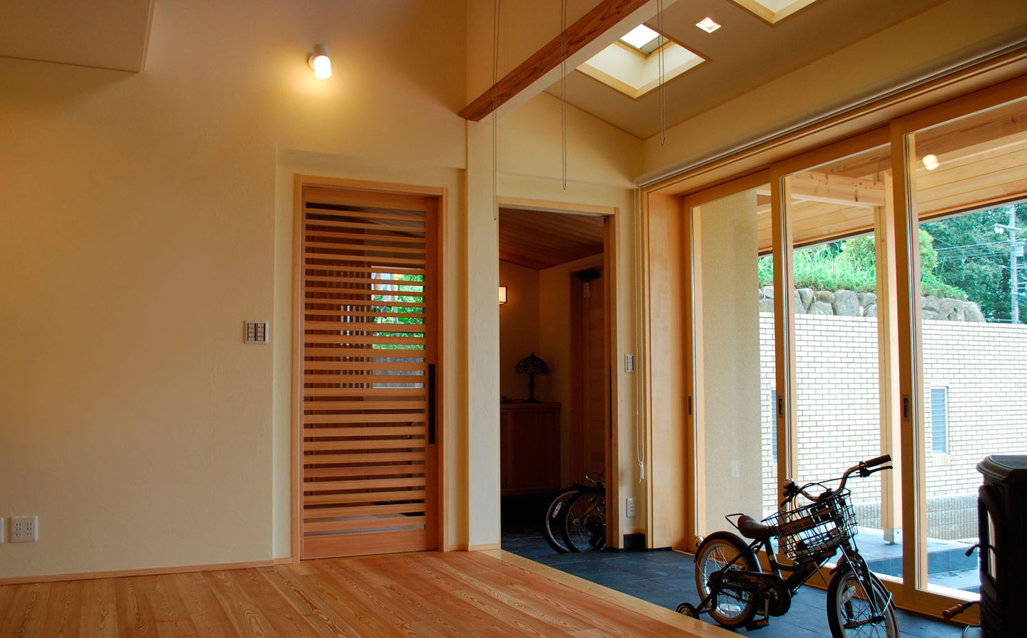 三和木 【土間×薪ストーブ×大屋根×42坪|間取り有】飴色の無垢が愛おしい。10年を経て、より魅力を増す和モダンの建築実例画像5