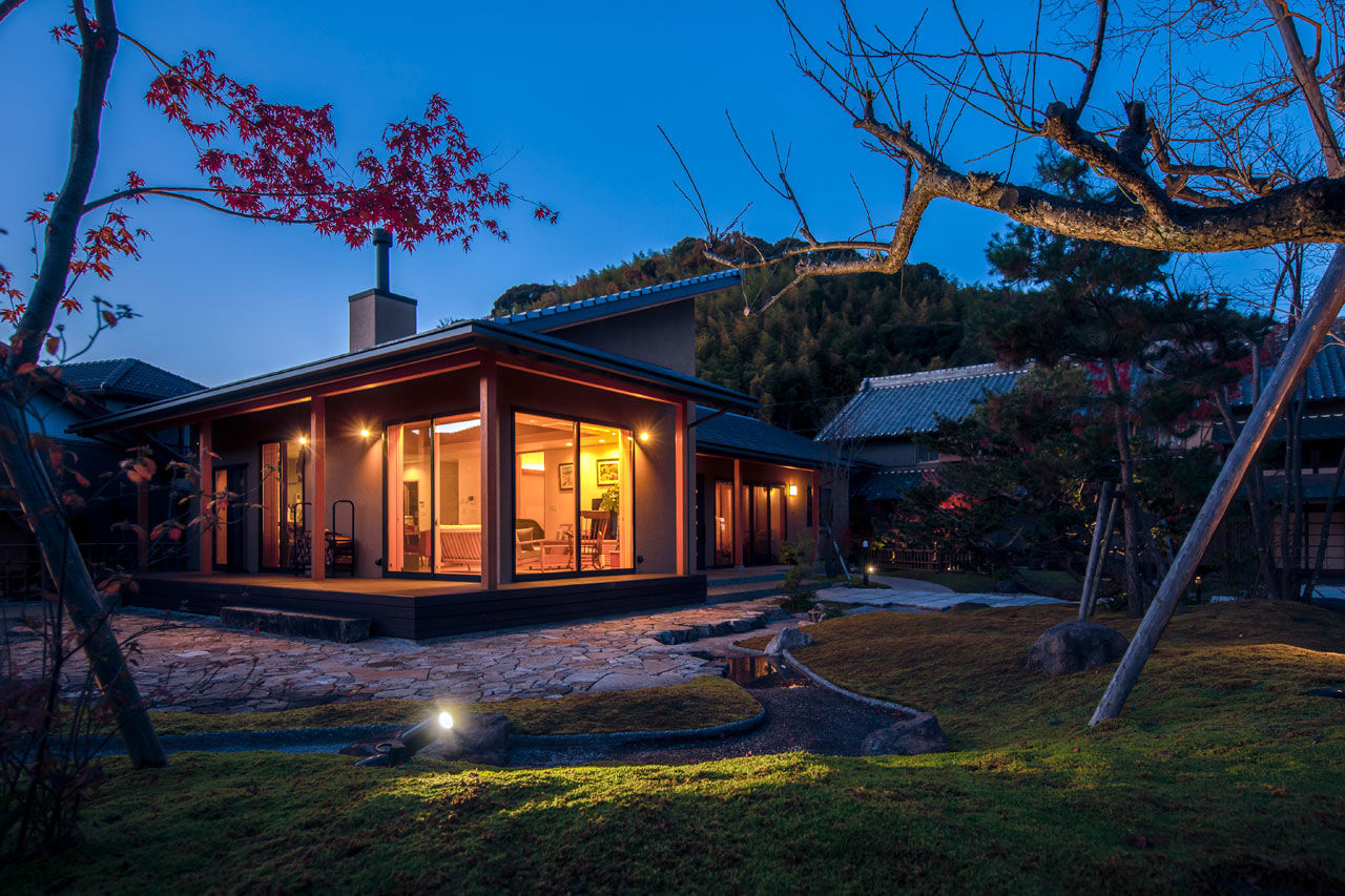 三和木 【離れの平屋×アイランドキッチン×38坪】門をくぐると旅館の風情。端正な庭との繋がりを愉しむ無垢の平屋の建築実例画像2