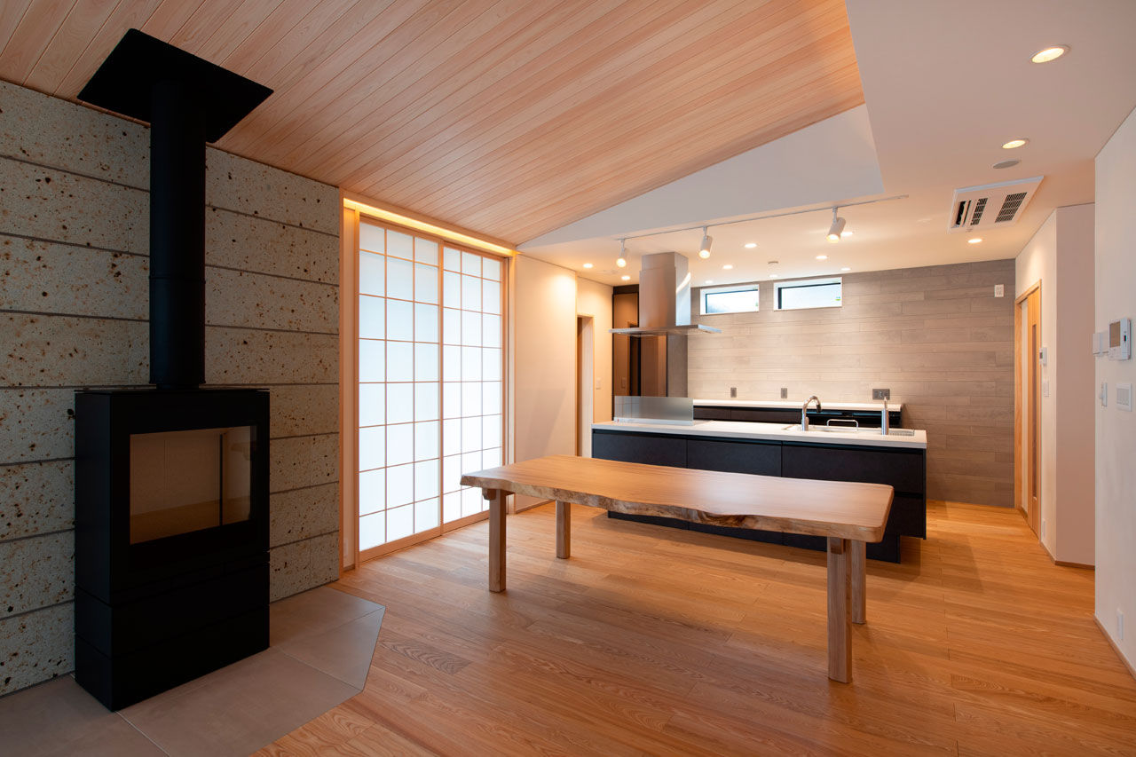 三和木 【離れの平屋×アイランドキッチン×38坪】門をくぐると旅館の風情。端正な庭との繋がりを愉しむ無垢の平屋の建築実例画像3