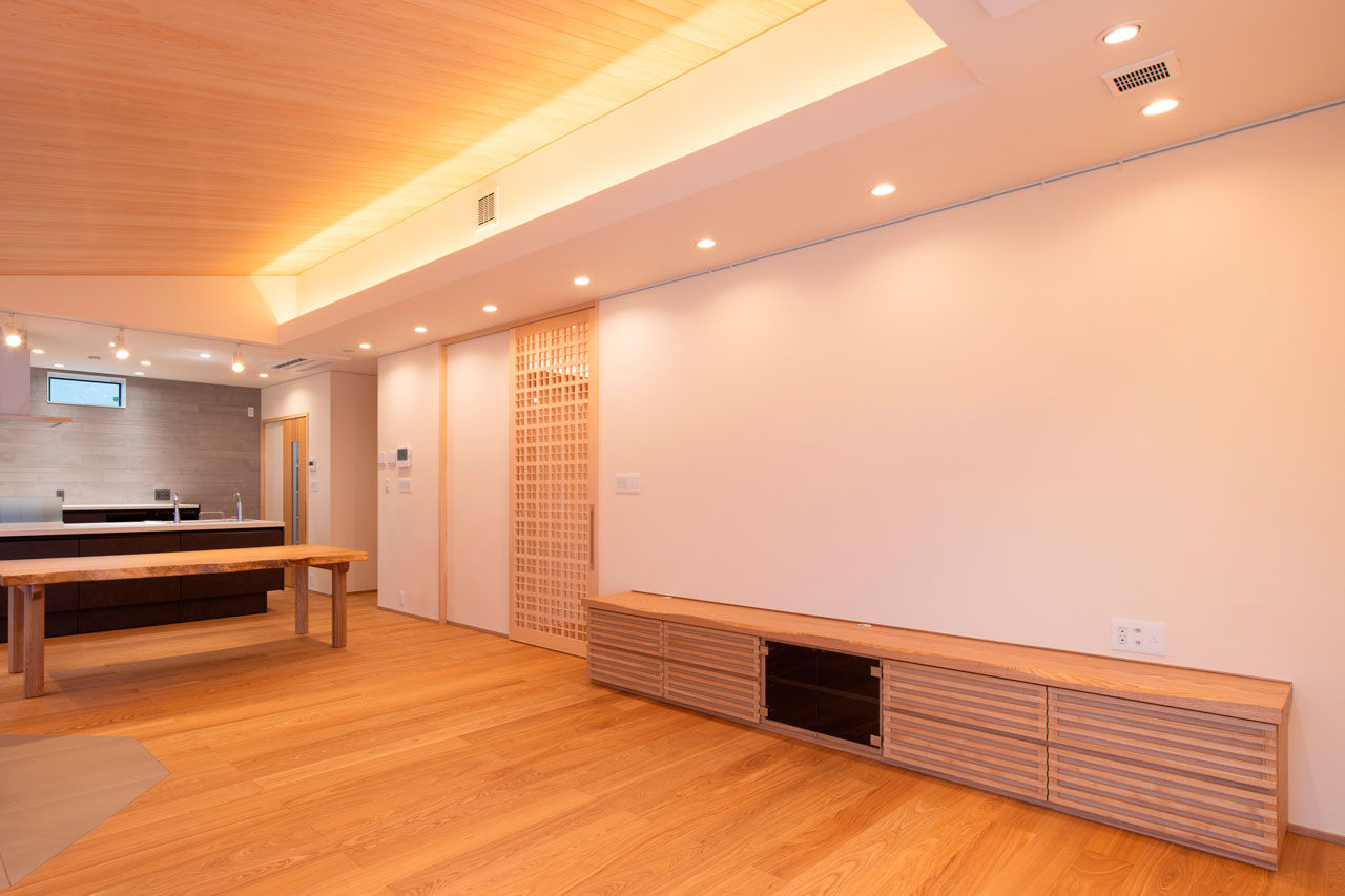 三和木 【離れの平屋×アイランドキッチン×38坪】門をくぐると旅館の風情。端正な庭との繋がりを愉しむ無垢の平屋の建築実例画像4