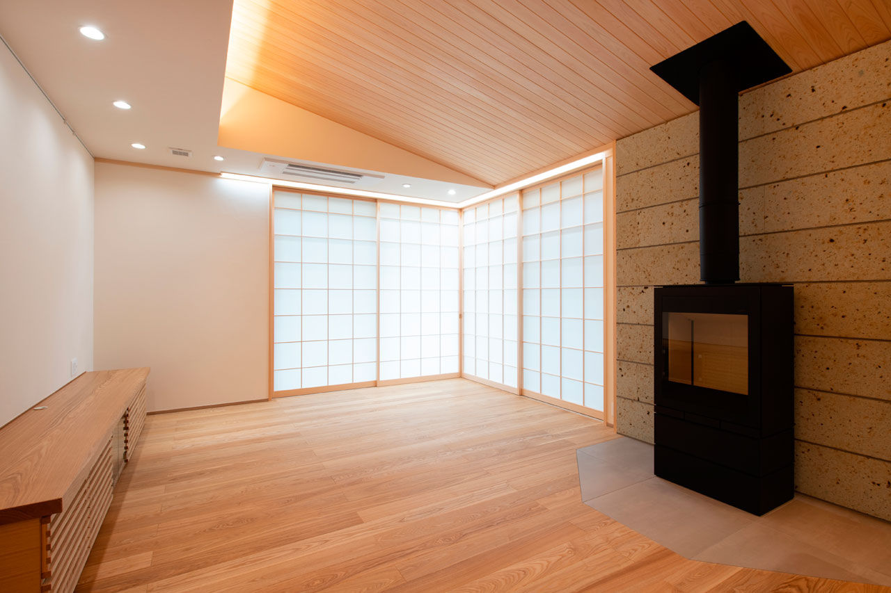 三和木 【離れの平屋×アイランドキッチン×38坪】門をくぐると旅館の風情。端正な庭との繋がりを愉しむ無垢の平屋の建築実例画像5