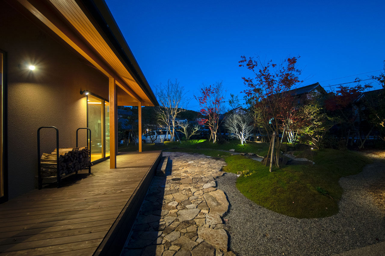 三和木 【離れの平屋×アイランドキッチン×38坪】門をくぐると旅館の風情。端正な庭との繋がりを愉しむ無垢の平屋の建築実例画像6