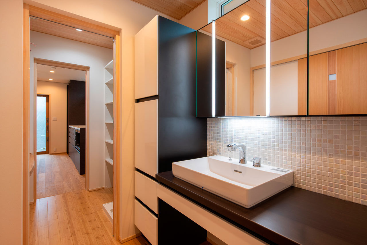 三和木 【離れの平屋×アイランドキッチン×38坪】門をくぐると旅館の風情。端正な庭との繋がりを愉しむ無垢の平屋の建築実例画像7