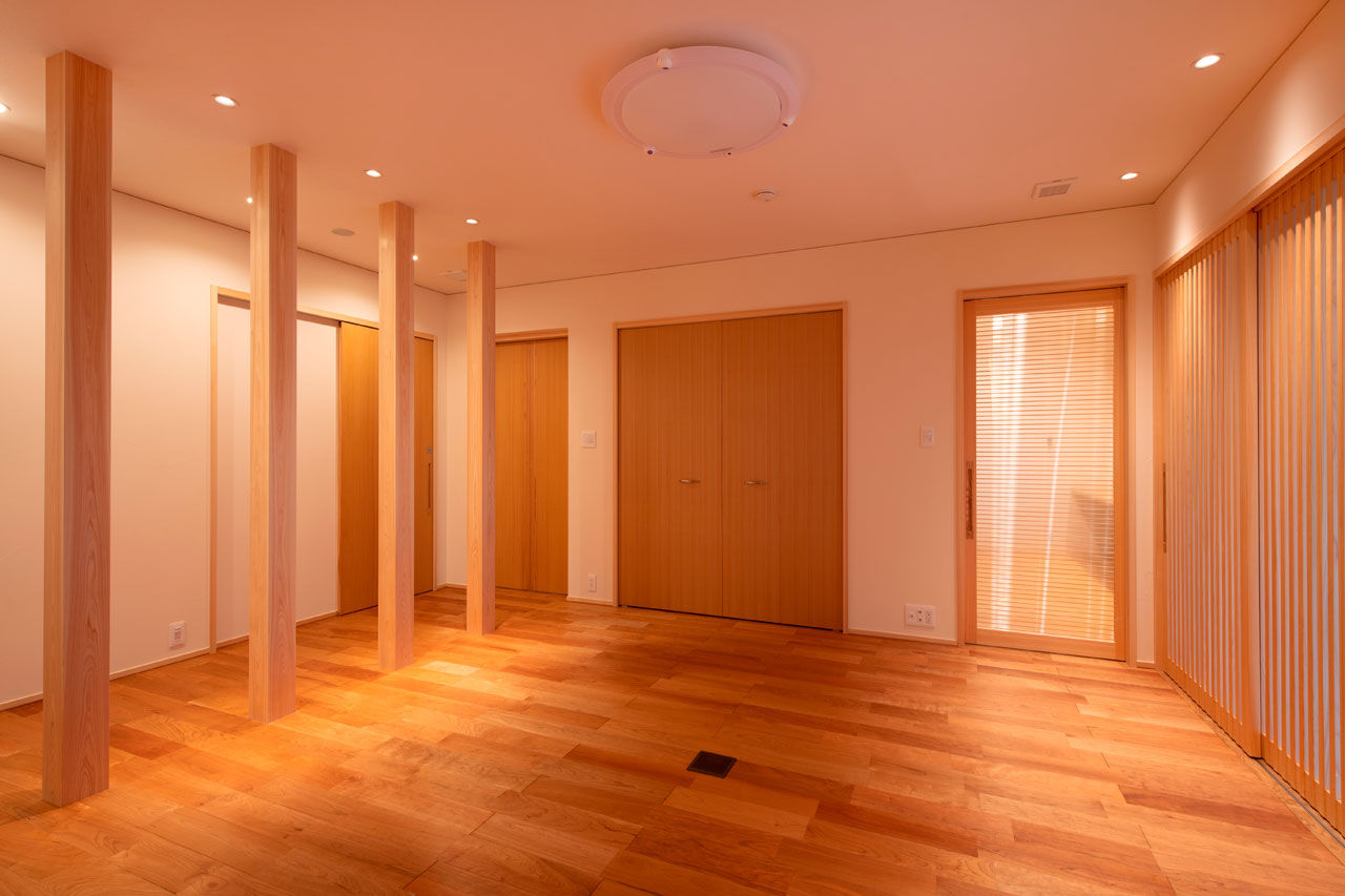 三和木 【離れの平屋×アイランドキッチン×38坪】門をくぐると旅館の風情。端正な庭との繋がりを愉しむ無垢の平屋の建築実例画像9