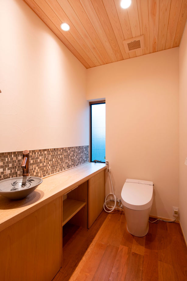 三和木 【離れの平屋×アイランドキッチン×38坪】門をくぐると旅館の風情。端正な庭との繋がりを愉しむ無垢の平屋の建築実例画像10