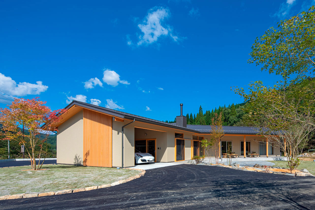 三和木 【くの字の平屋×土間×57坪】大自然、薪ストーブ、愛車と寛ぐ至福。無垢の心地よさを愉しむガレージハウスの建築実例画像