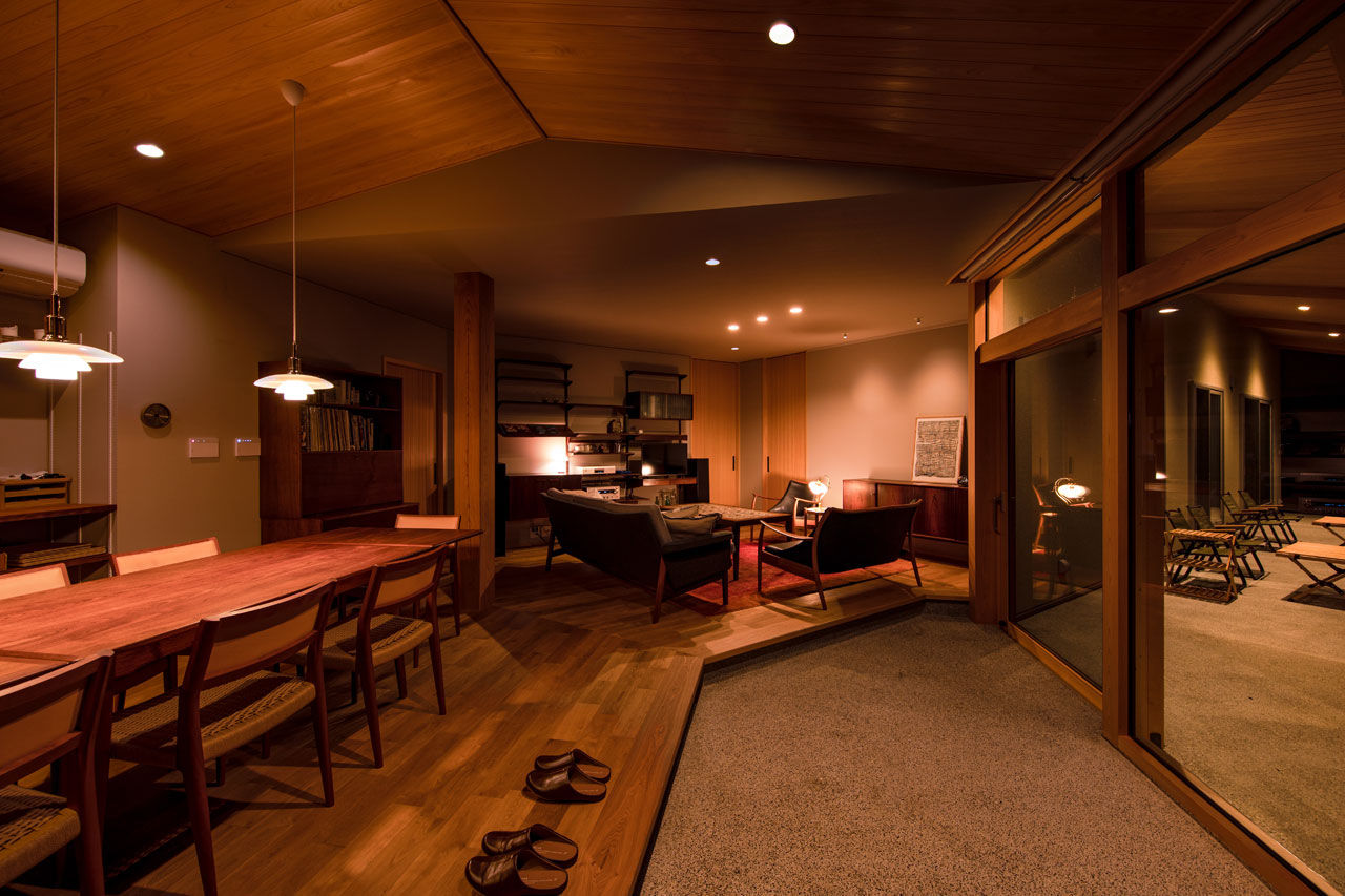 三和木 【くの字の平屋×土間×57坪】大自然、薪ストーブ、愛車と寛ぐ至福。無垢の心地よさを愉しむガレージハウスの建築実例画像2