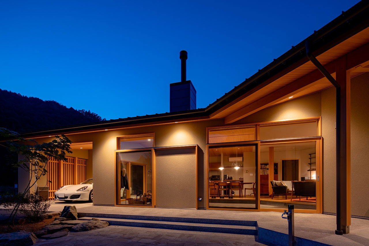 三和木 【くの字の平屋×土間×57坪】大自然、薪ストーブ、愛車と寛ぐ至福。無垢の心地よさを愉しむガレージハウスの建築実例画像3