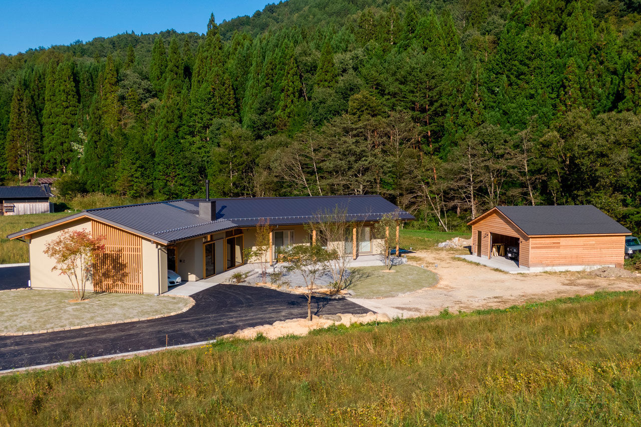 三和木 【くの字の平屋×土間×57坪】大自然、薪ストーブ、愛車と寛ぐ至福。無垢の心地よさを愉しむガレージハウスの建築実例画像4