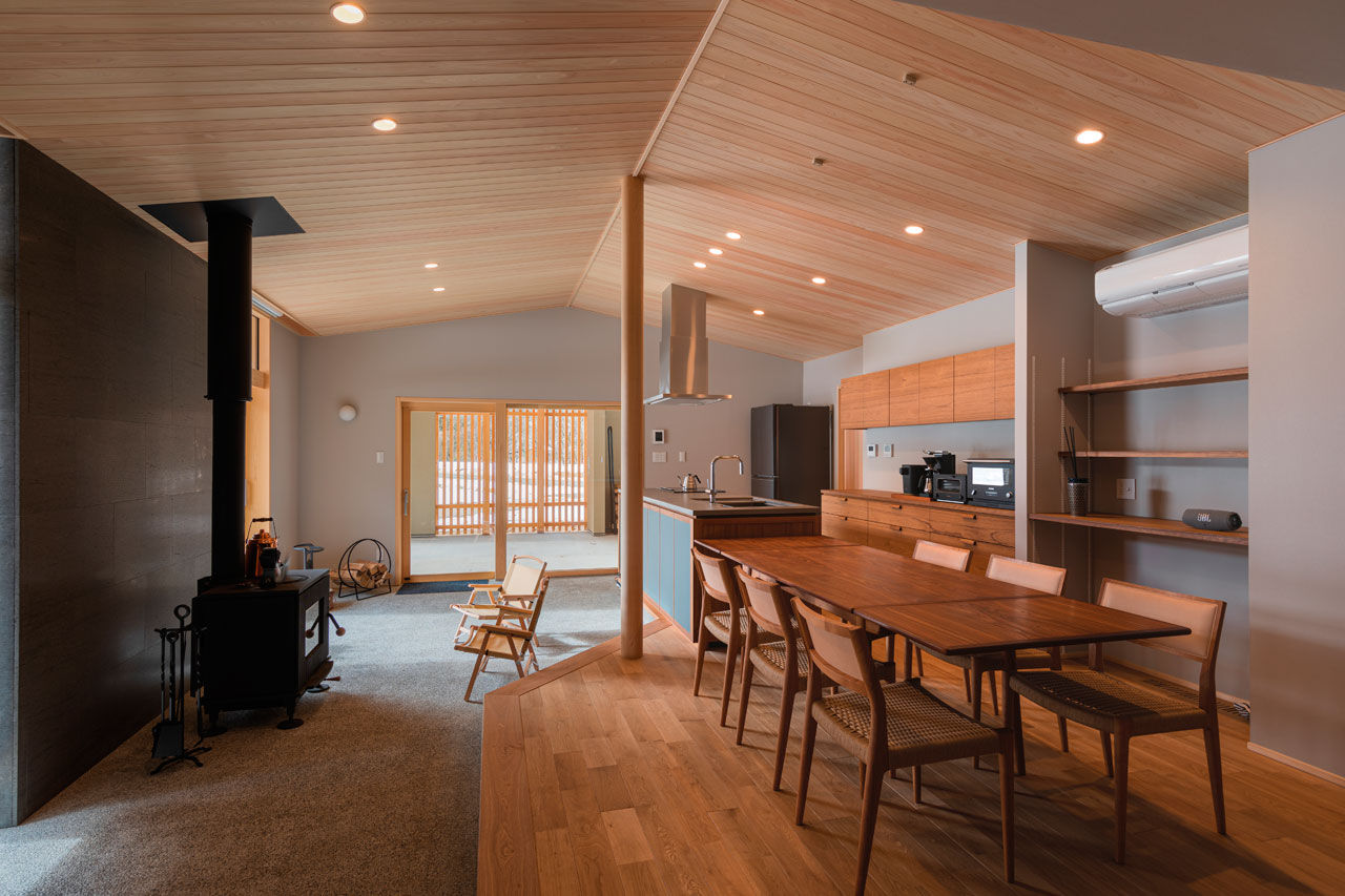 三和木 【くの字の平屋×土間×57坪】大自然、薪ストーブ、愛車と寛ぐ至福。無垢の心地よさを愉しむガレージハウスの建築実例画像5