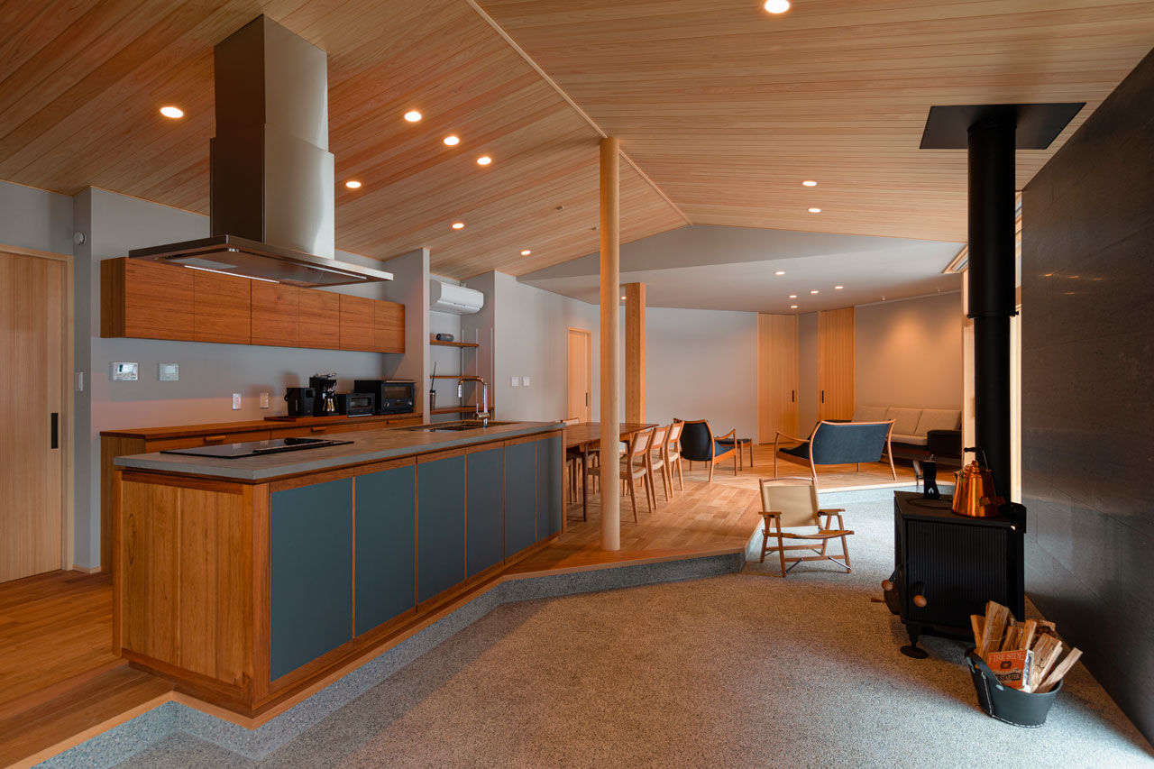 三和木 【くの字の平屋×土間×57坪】大自然、薪ストーブ、愛車と寛ぐ至福。無垢の心地よさを愉しむガレージハウスの建築実例画像6