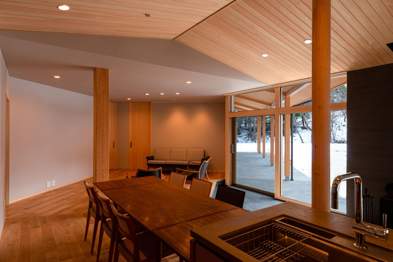 三和木 【くの字の平屋×土間×57坪】大自然、薪ストーブ、愛車と寛ぐ至福。無垢の心地よさを愉しむガレージハウスの建築実例画像7