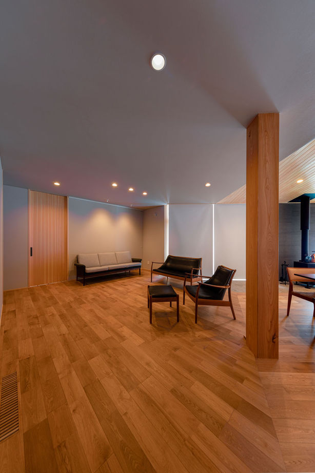 三和木 【くの字の平屋×土間×57坪】大自然、薪ストーブ、愛車と寛ぐ至福。無垢の心地よさを愉しむガレージハウスの建築実例画像8