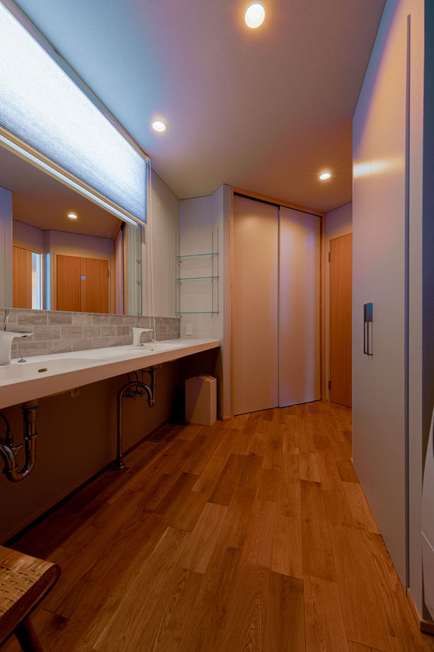 三和木 【くの字の平屋×土間×57坪】大自然、薪ストーブ、愛車と寛ぐ至福。無垢の心地よさを愉しむガレージハウスの建築実例画像9