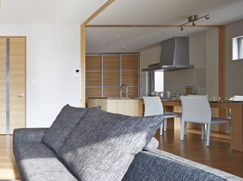 ロイヤルハウス 木と自然素材が調和したモダン空間　親子が笑顔になる開放的な住まいの建築実例画像5