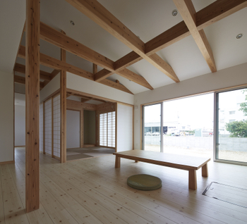 ロイヤルハウス みんながワイワイ集まる座リビング　石垣島に建つ木づくりの平屋の建築実例画像2