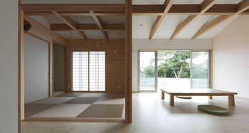 ロイヤルハウス みんながワイワイ集まる座リビング　石垣島に建つ木づくりの平屋の建築実例画像3