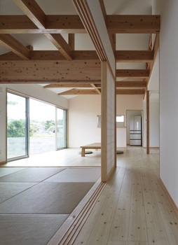 ロイヤルハウス みんながワイワイ集まる座リビング　石垣島に建つ木づくりの平屋の建築実例画像4