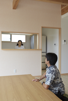 ロイヤルハウス みんながワイワイ集まる座リビング　石垣島に建つ木づくりの平屋の建築実例画像5