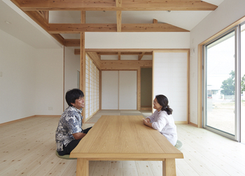 ロイヤルハウス みんながワイワイ集まる座リビング　石垣島に建つ木づくりの平屋の建築実例画像6