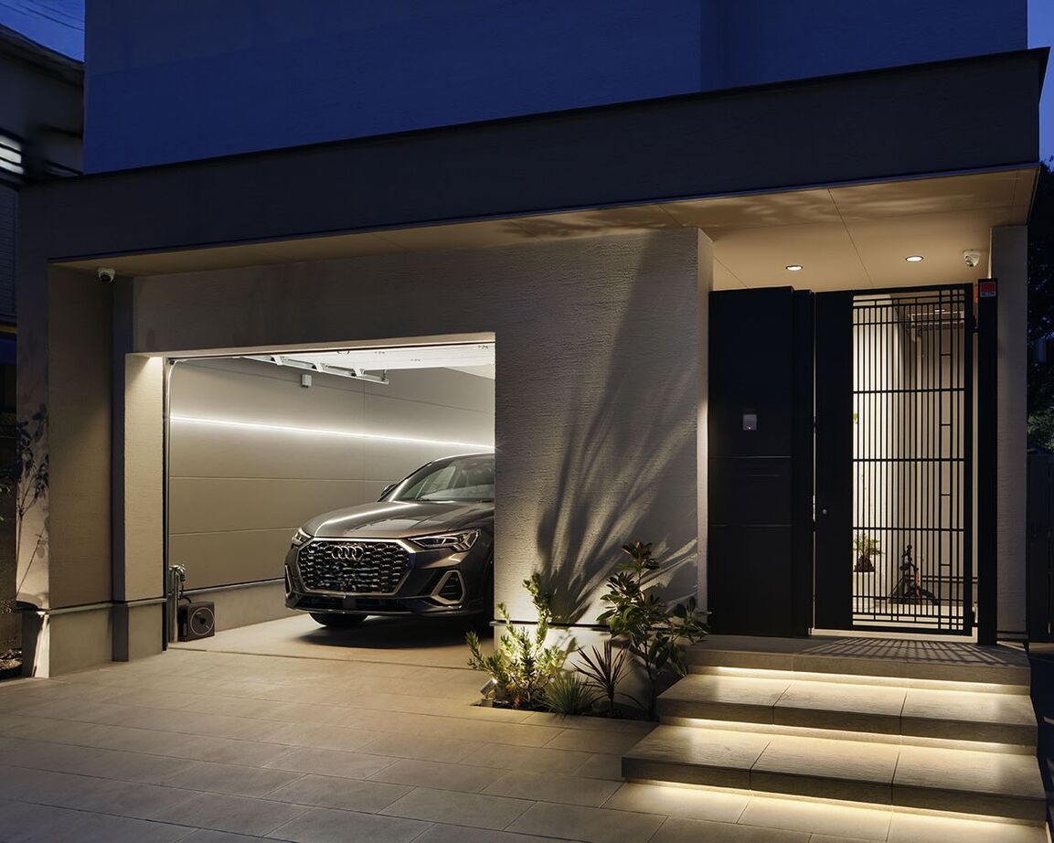 僕らの家 【ホテルライク／収納充実／ビルトインガレージ】デザインと機能性を両立。陰影が美しい2階リビングの家の建築実例画像2